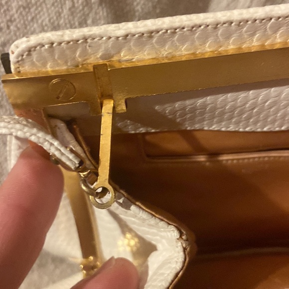 Judith Leiber Vintage Cream Lizard Handbag with cameo/jeweled closure - Picture 8 of 9